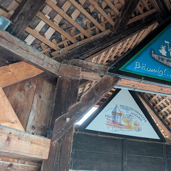 Die Fasnachtsbilder auf der Kapellbrücke hängen