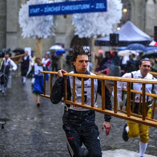 Wenn Zuger Zürich stürmen: Chriesisturm am «Sächsilüüte»