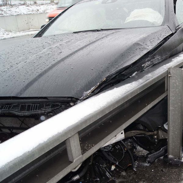 Autofahrerin rammt Leitplanke in Baar – teurer Mercedes kaputt