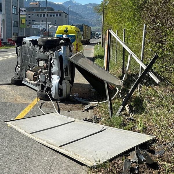Betrunkene Luzerner fahren in Werbetafel, Stein und Baum