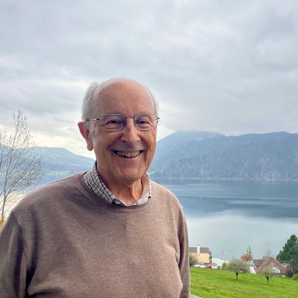 Zuger Arzt ist über 80 Jahre alt – und macht weiter