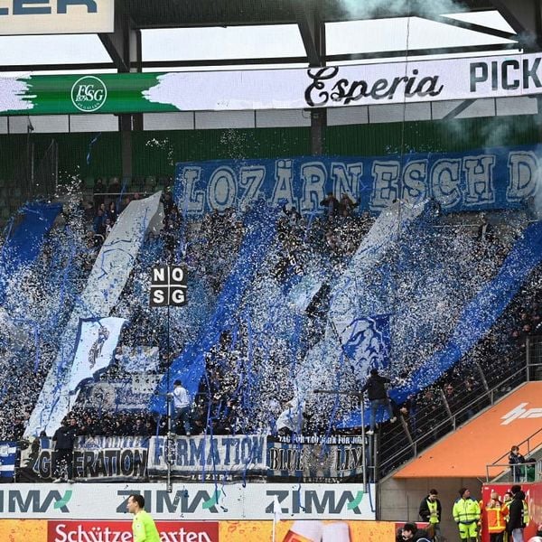 FCL-Fans stehen in St. Gallen im «gesperrten» Gästesektor