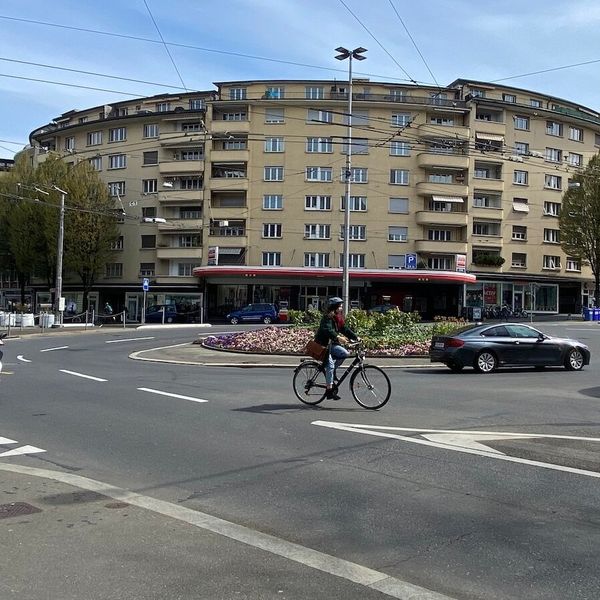E-Bike-Fahrerin krachte beim Luzerner Bundesplatz auf LKW