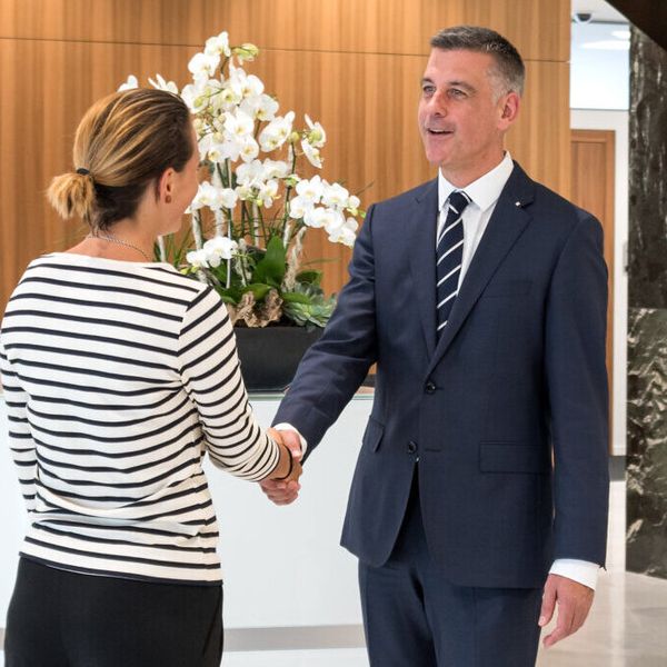 Sakko und Krawatte ade? Das gilt in Luzerner und Zuger Banken