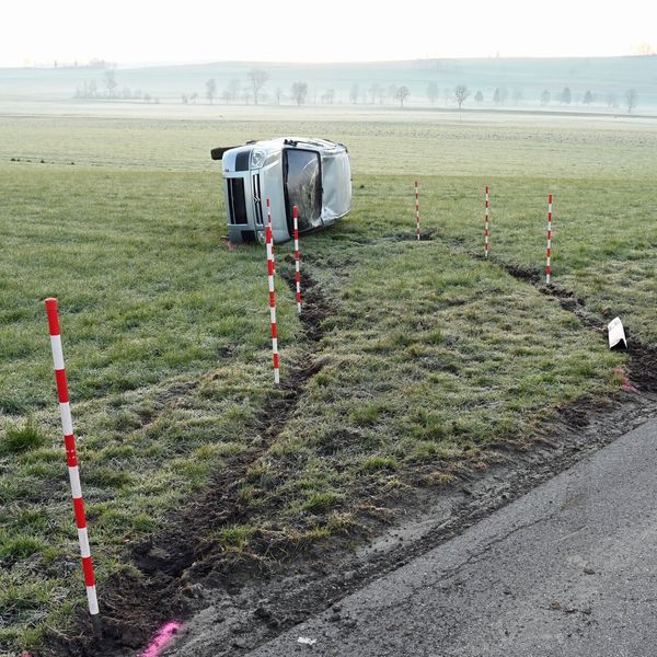 Zwei Selbstunfälle, ein verletzter Fahrer