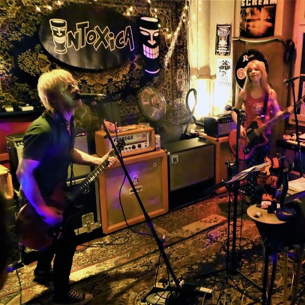 Headbangende Musiker – in Nostalgie verfallene Besucher im Luzerner Sedel