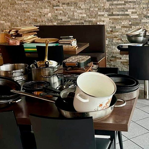 Restaurant verscherbelt Geschirr