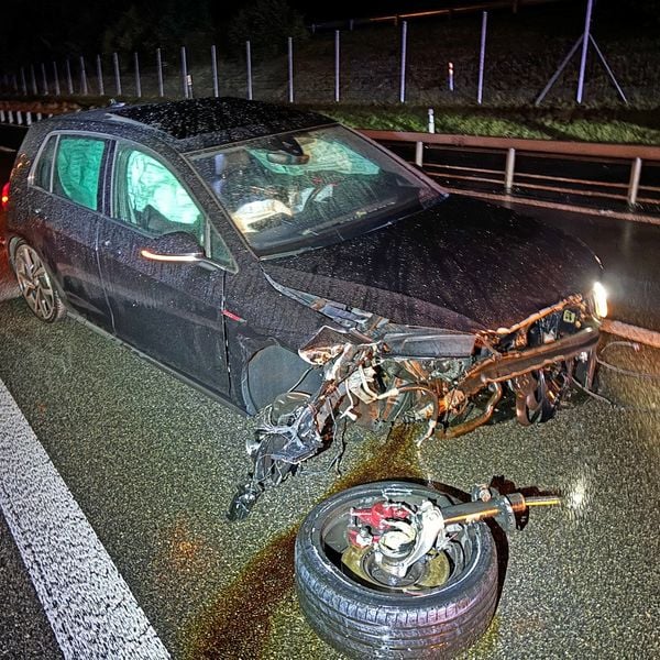 Auto schlittert über A2 und prallt in Leitplanke