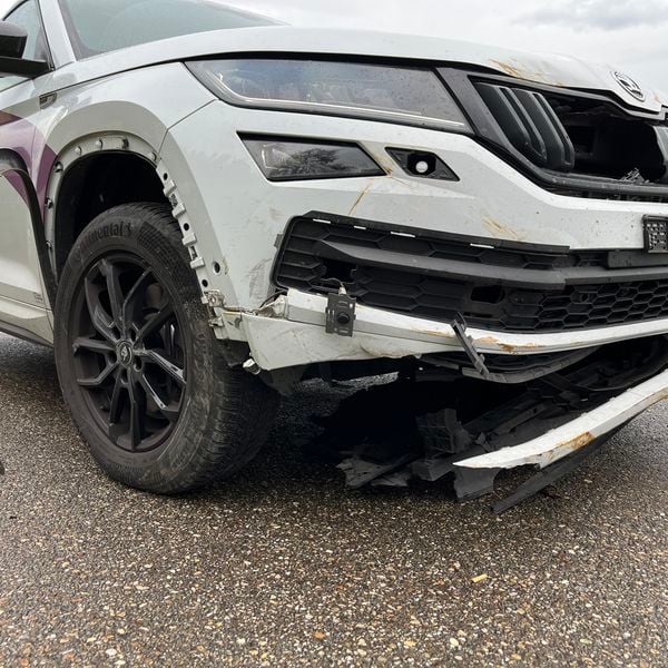 Lastwagen verliert Ladung und macht Auto kaputt