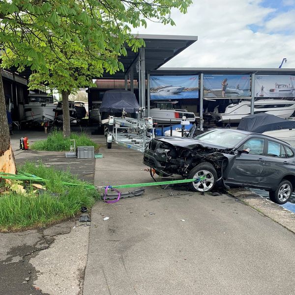 87-jähriger fährt Auto am Alpenquai über Hafenmauer