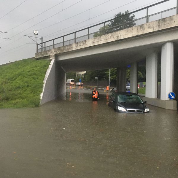 Strassen völlig überflutet, Autobahn gesperrt