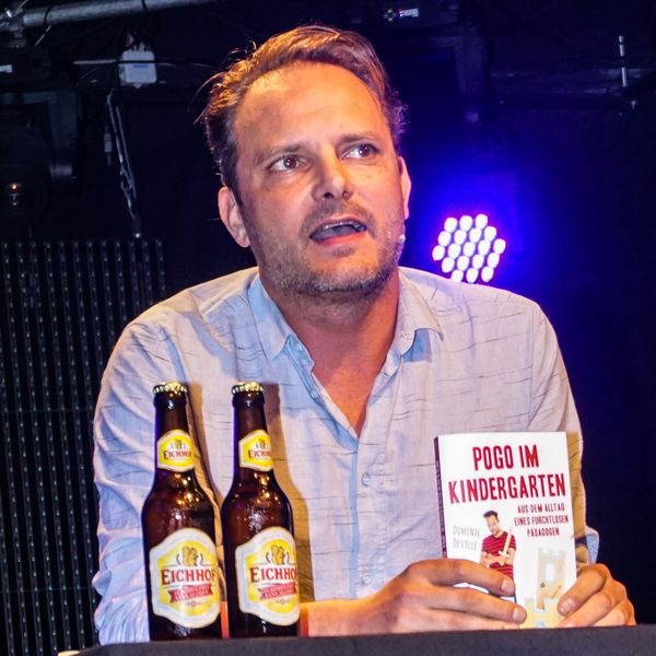 Dominic Deville liest aus seinem Buch und spuckt alkoholfreies Bier