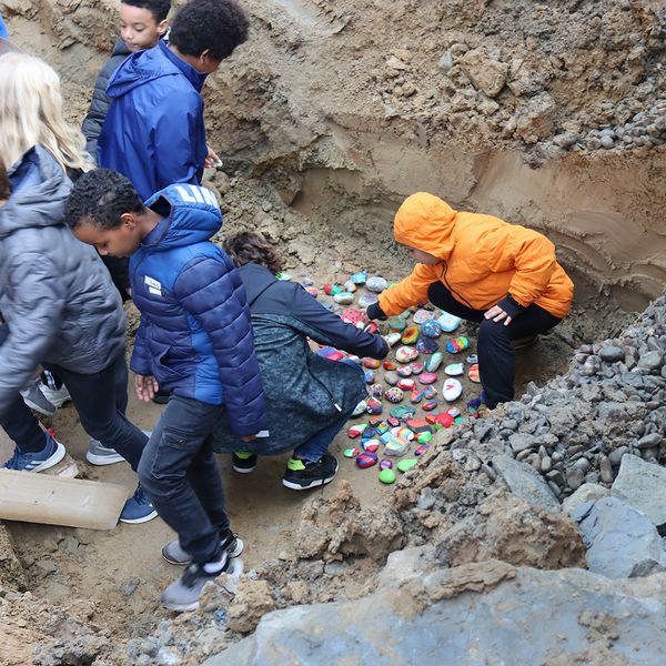 Kinder legen Grundsteine für «ihr» Schulhaus St. Karli