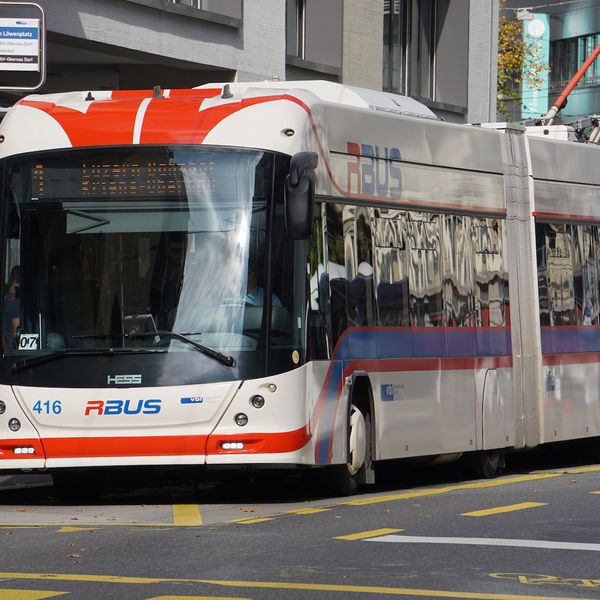 Drei Buspassagiere nach starkem Bremsemanöver verletzt