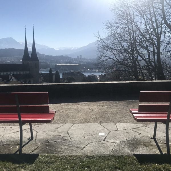Wo thront dieses «Sitzbänkli» in der Stadt Luzern?