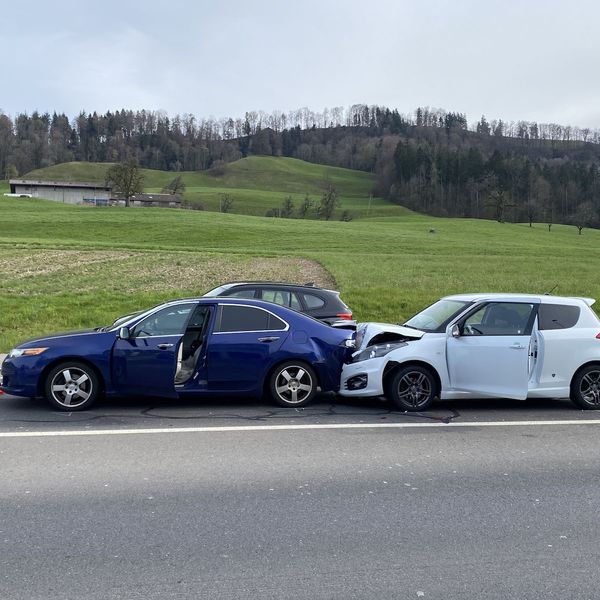 Zu spät gebremst: In Sihlbrugg hat es gekracht