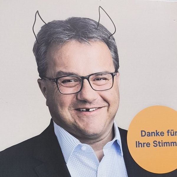 Zerstörte Plakate: In Risch treiben Vandalen ihr Unwesen