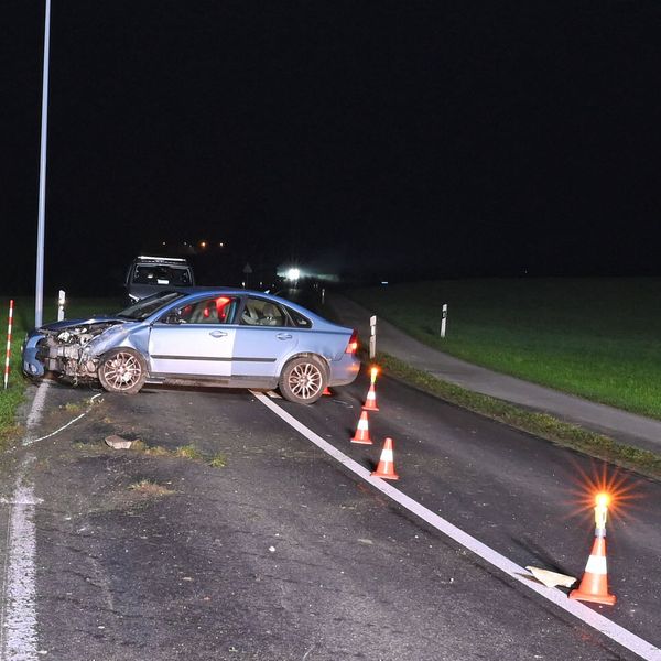 Betrunkene, umgekipptes Auto und zerdepperte Laternen