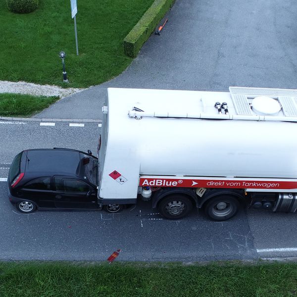 Schenkon: Mann knallt in Heck eines Tank-Lastwagens