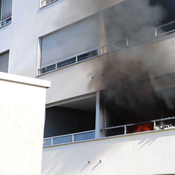 Brand in Zuger Mehrfamilienhaus – eine Verletzte