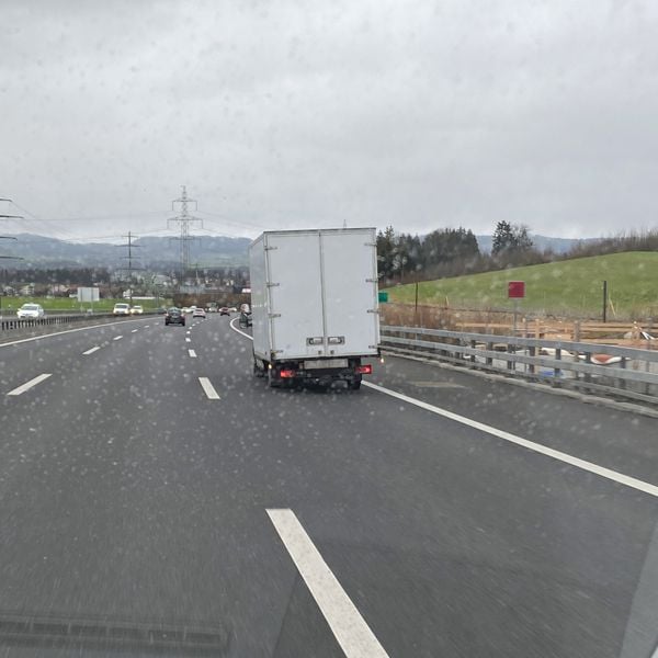 Lieferwagen überladen und verrostet – Fahrer verzeigt