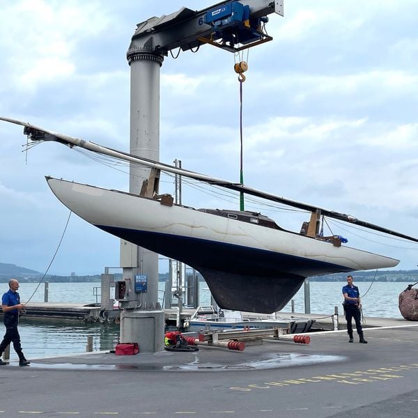 So wurde das Unglücksboot aus 80 Meter Tiefe geborgen