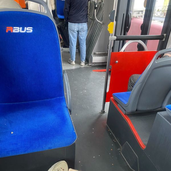 «Stinkt noch nach Holdrio» – Leserin verärgert über Dreck in Bus