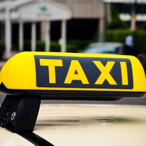 Junge Frauen werden von Taxifahrer bedrängt