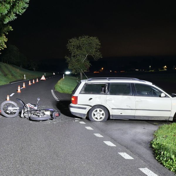 Rickenbach: Autofahrer knallt beim Abbiegen in einen Töff