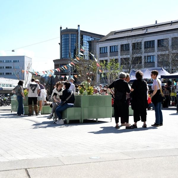 Emmerinnen feiern ihren aufgemöbelten Sonnenplatz