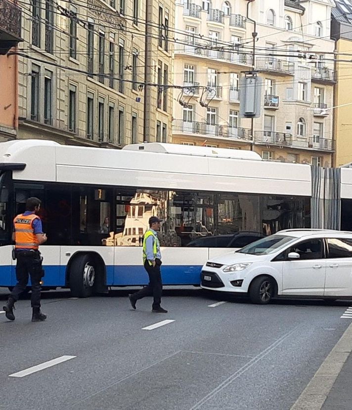 Bus blockiert Alpenstrasse –  Stau in der Stadt Luzern