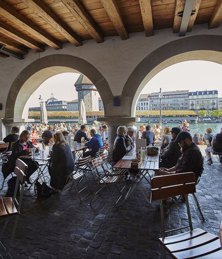 Ein Bier auf der Terrasse? Die Rathaus Brauerei in Luzern wäre bereit