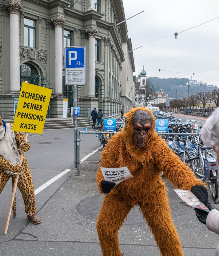 Greenpeace-Aktivisten besuchen Hauptpost in Luzern