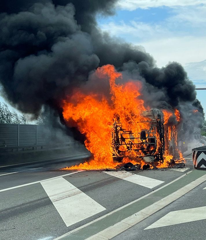 Brennender Bus auf A2 bei Ebikon: Ursache ist nun klar