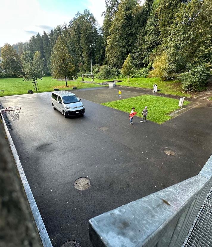 Autos statt Pausenplatz? Einwohnerrat kritisiert Kriens