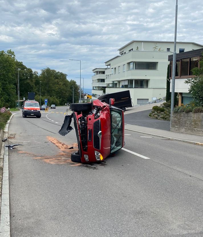 Menzingen: Autofahrer kippt mit Auto auf die Seite