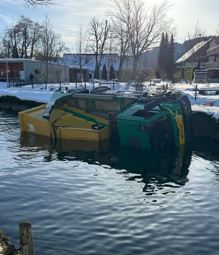 Rutschige Strasse: Lastwagen landet in der Lorze