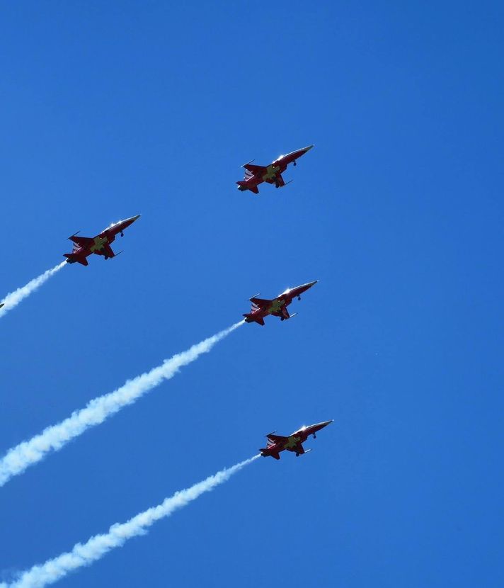 Patrouille Suisse donnert wieder über Emmen
