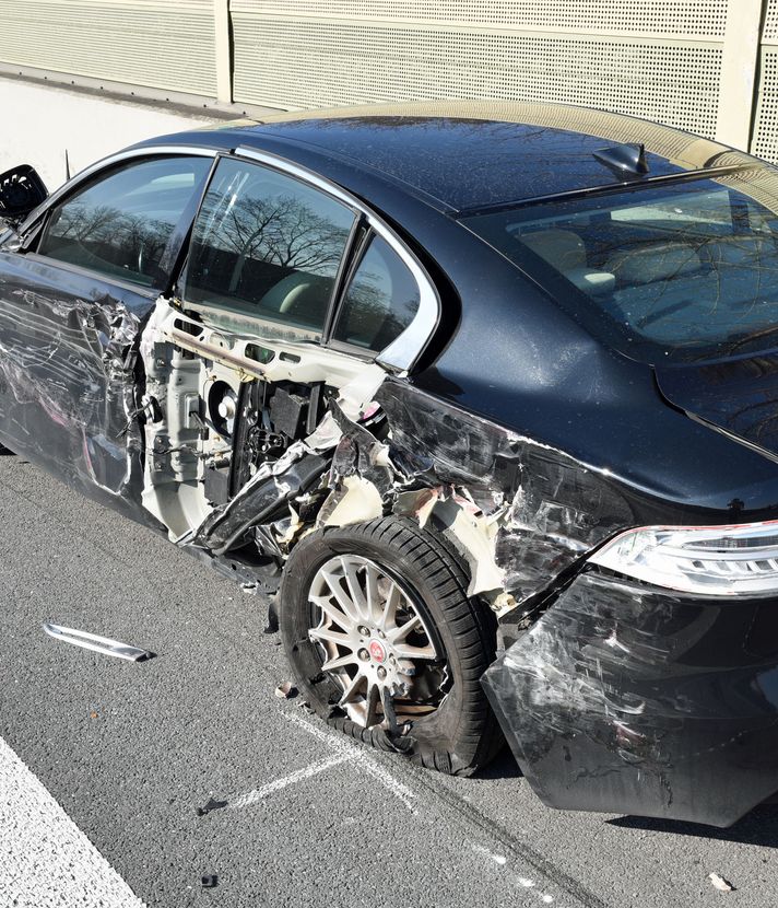 A2 bei Schenkon: Autotransporter schlitzt Jaguar auf
