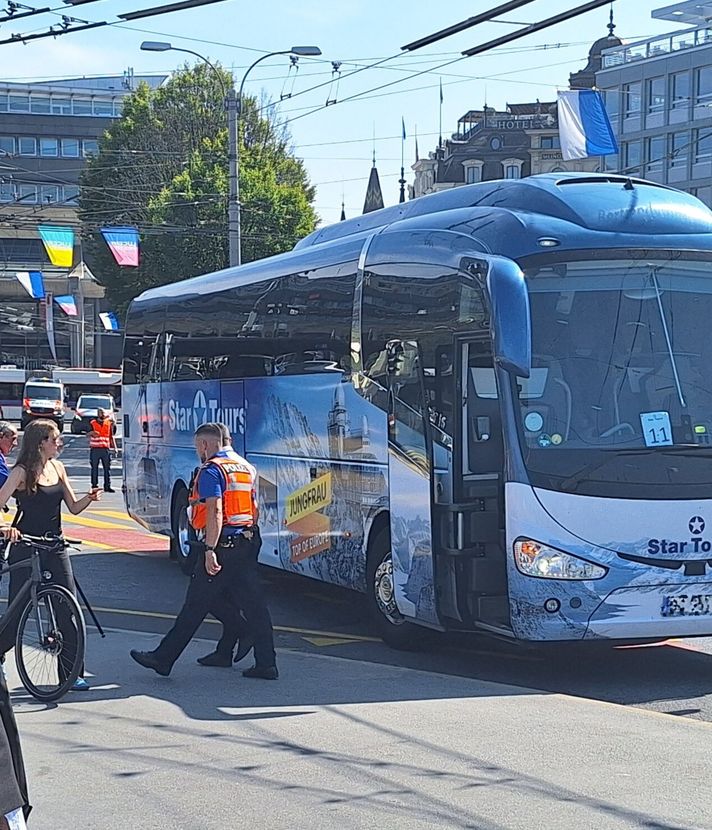 Reisecar kollidiert mit Velo – Verkehrschaos in Luzern