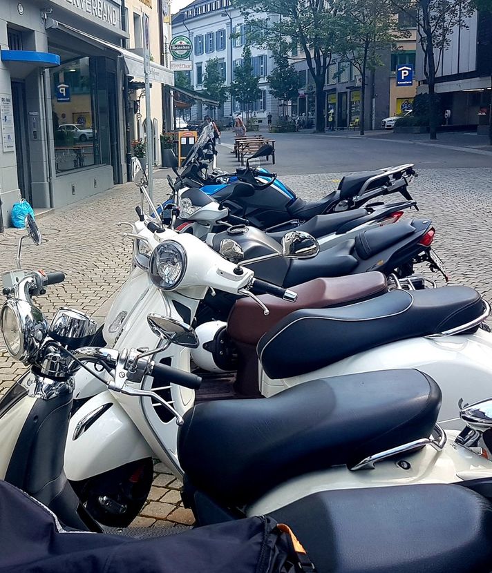 Parkplatzmangel und drohende Gebühren: Diskriminiert Luzern Töfffahrer?