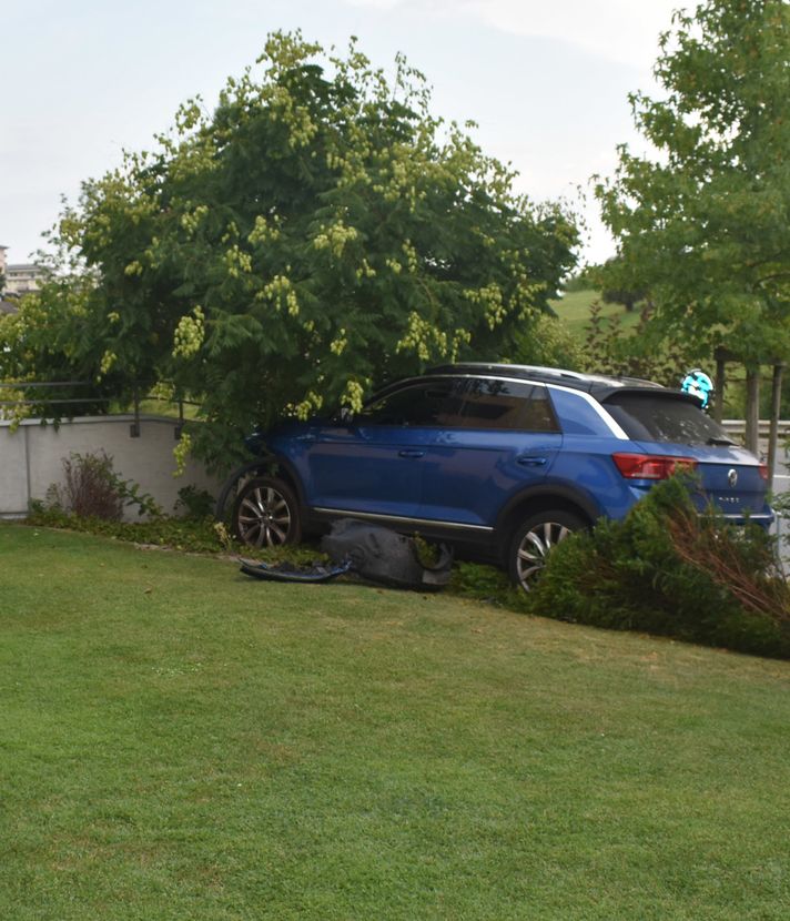 Betrunkene Autofahrerin fuhr durch Zaun in Garten