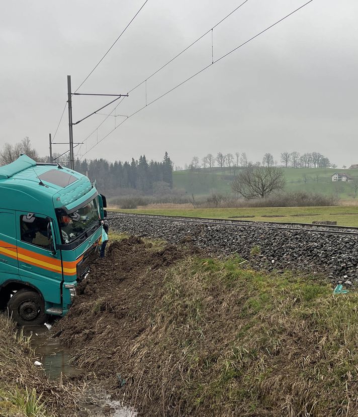 Lastwagen landet fast auf Bahngleisen