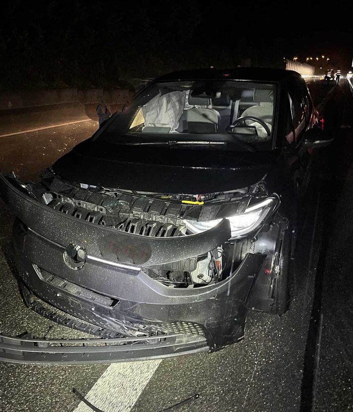 A2: Autofahrer verliert Kontrolle und knallt in Leitplanke