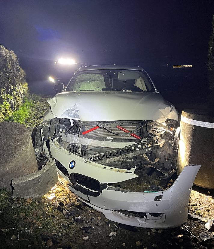 BMW-Fahrer (24) knallt in Betonblock