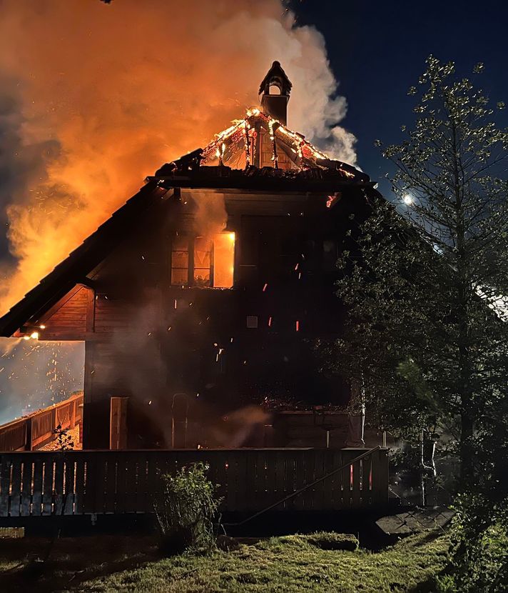Zwei Häuser in Brand – Zwei Personen verletzt