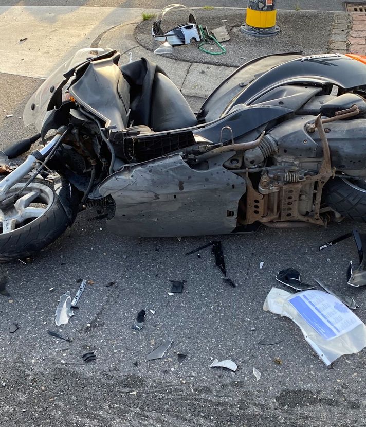 Baar: Rollerfahrerin stürzt nach Unfall mit Auto