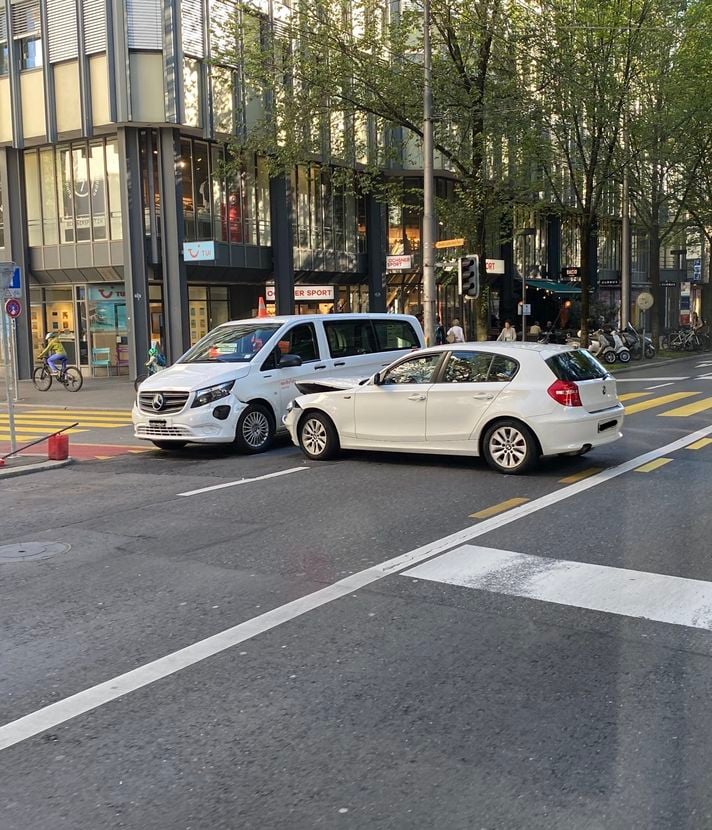 Luzern: Autounfall mitten in der Stadt