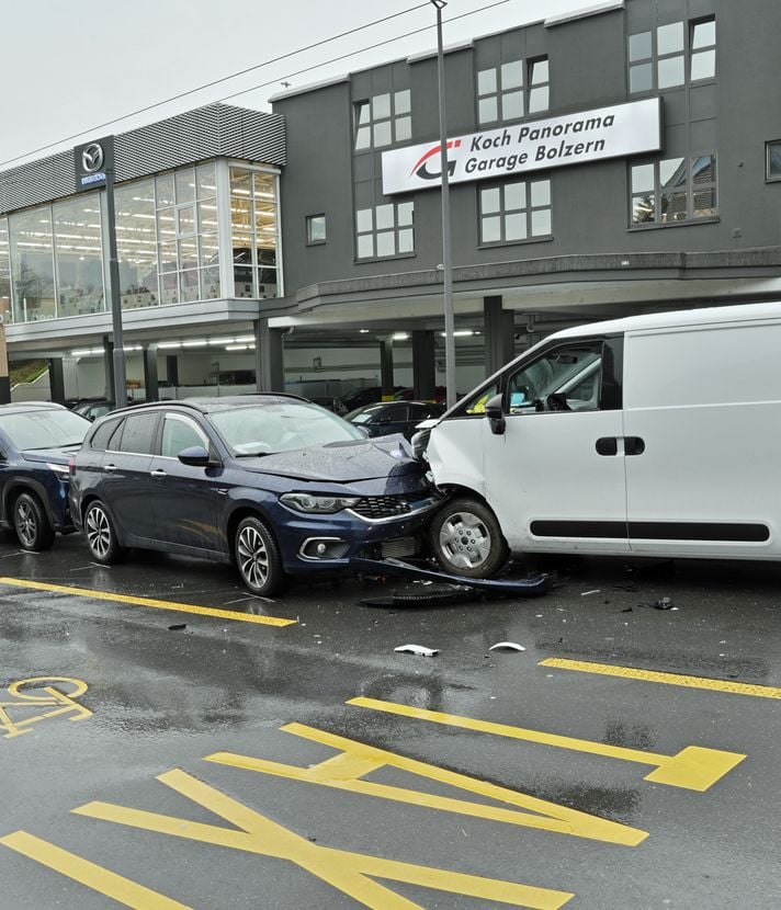 Lieferwagen gerät auf Gegenfahrbahn und prallt in Auto