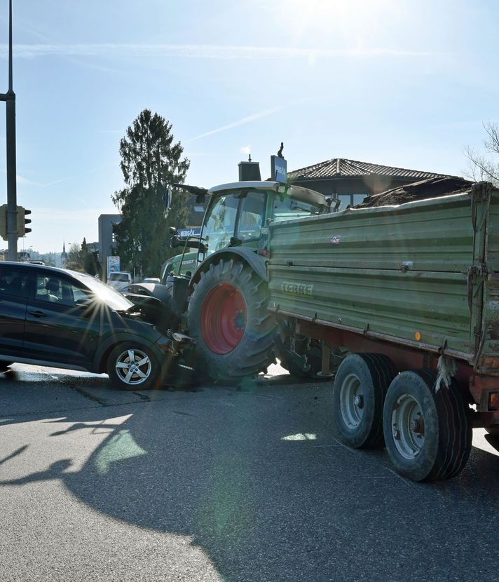 Inwil: Traktor und Auto prallen zusammen